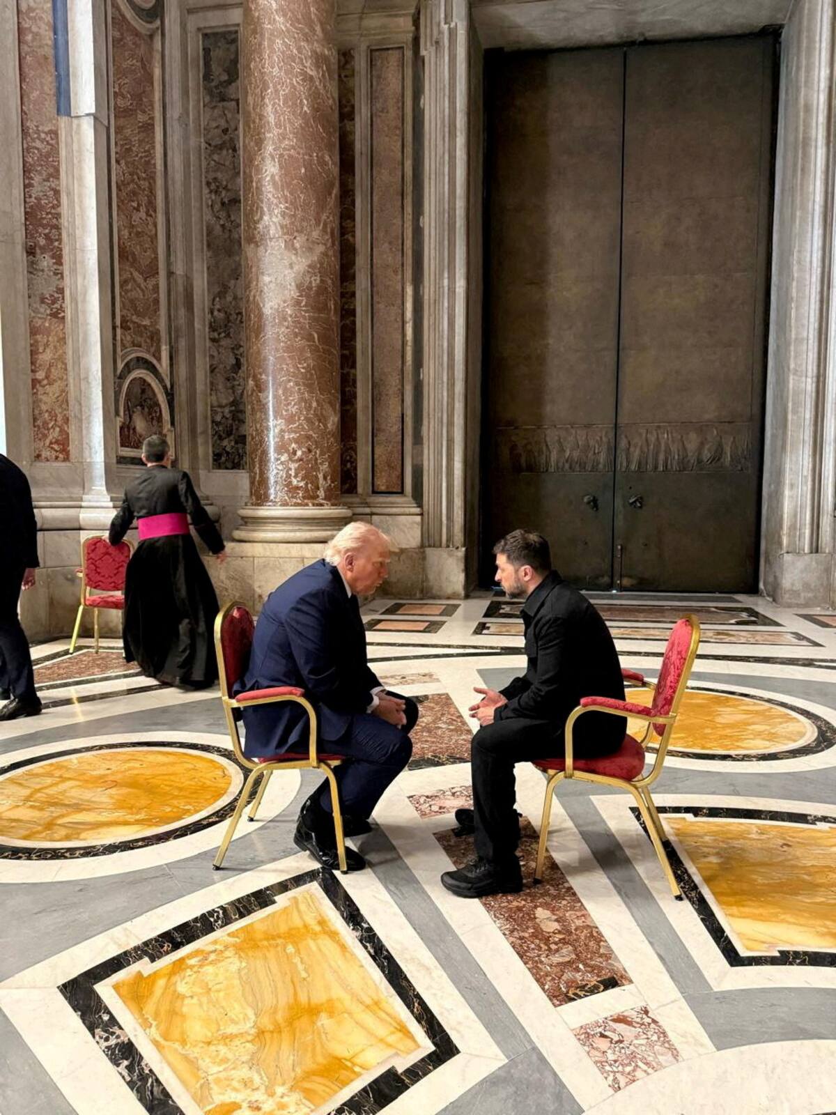 El presidente de Ucrania, Volodímir Zelenski, y el presidente de Estados Unidos, Donald Trump, aparecen en una reunión, mientras asisten al funeral del papa Francisco, en el Vaticano. 26 de abril de 2025. Servicio de Prensa de la Presidencia de Ucrania/Handout vía REUTERS