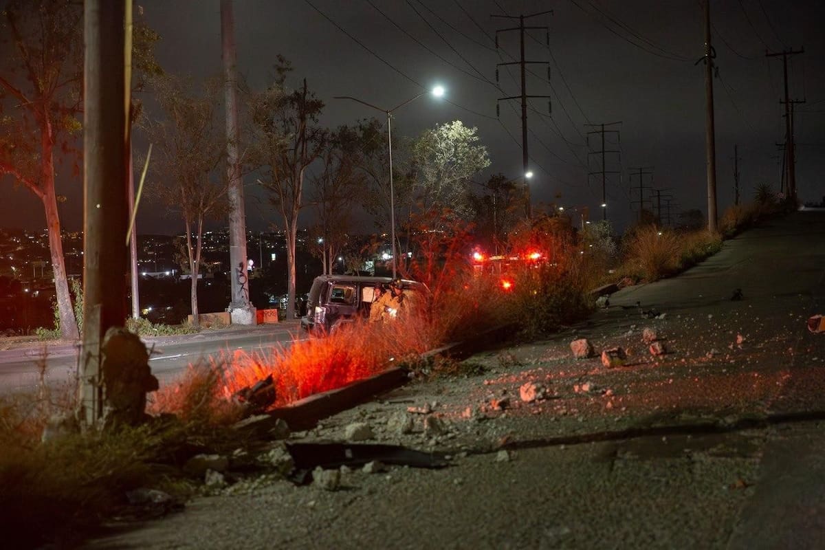 La unidad, con placas de California, terminó fuera de la vialidad tras impactarse contra una estructura de concreto en la colonia Obrera. Foto: Cortesía