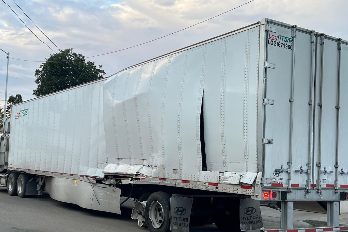 Tráiler intenta ganarle el paso a otro y termina con daños en la caja