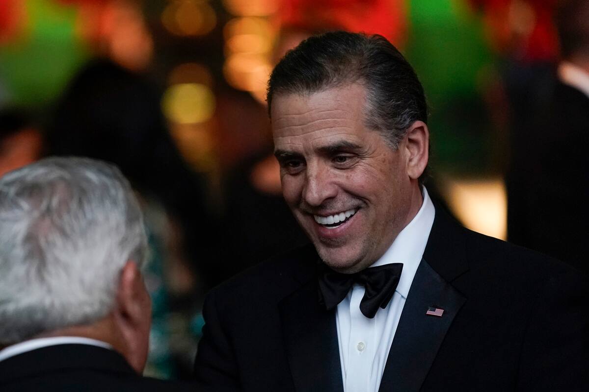 Hunter Biden habla con invitados antes de que el presidente Joe Biden haga un brindis durante una cena de Estado para el primer ministro de la India, Narendra Modi, en la Casa Blanca, el 22 de junio de 2023, en Washington. (AP Foto/Susan Walsh)