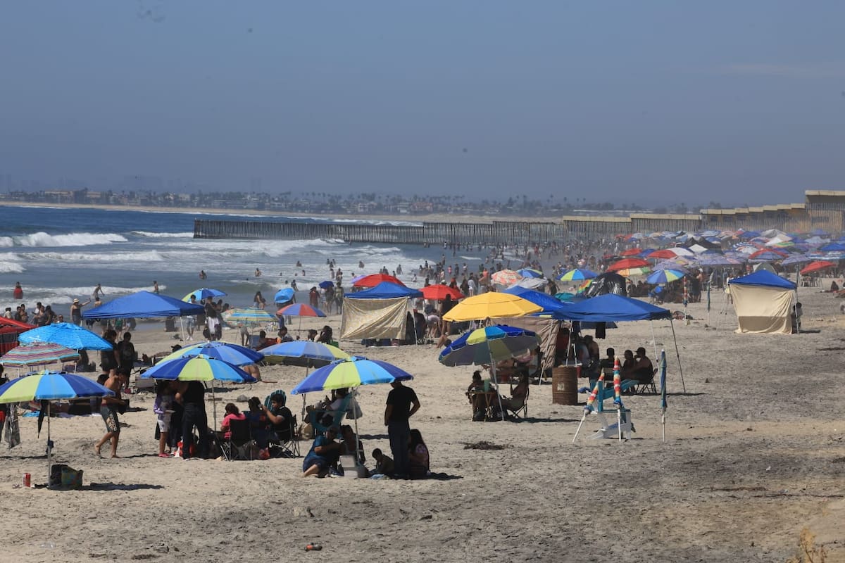 Playas de Tijuana se llena de bañistas ante ola de calor