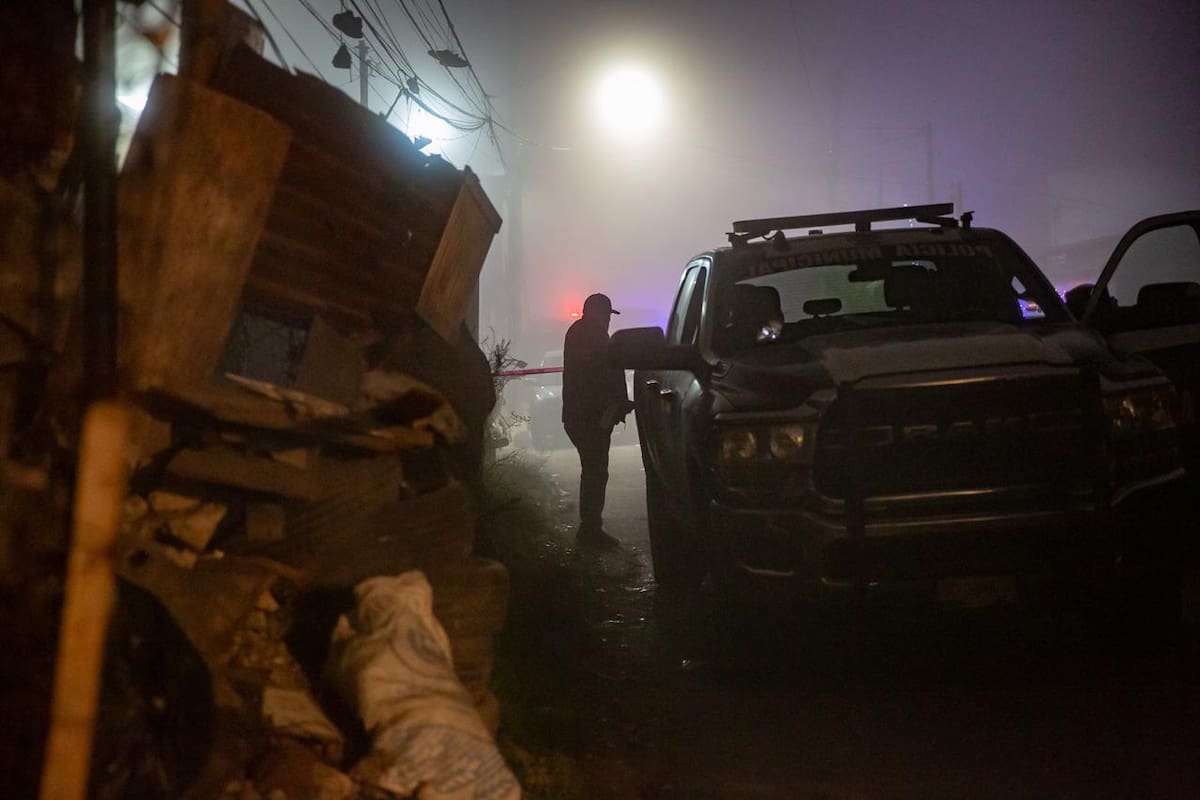 Ambos cadáveres fueron localizados envueltos y abandonados sobre la banqueta durante la madrugada. Foto: Border Zoom