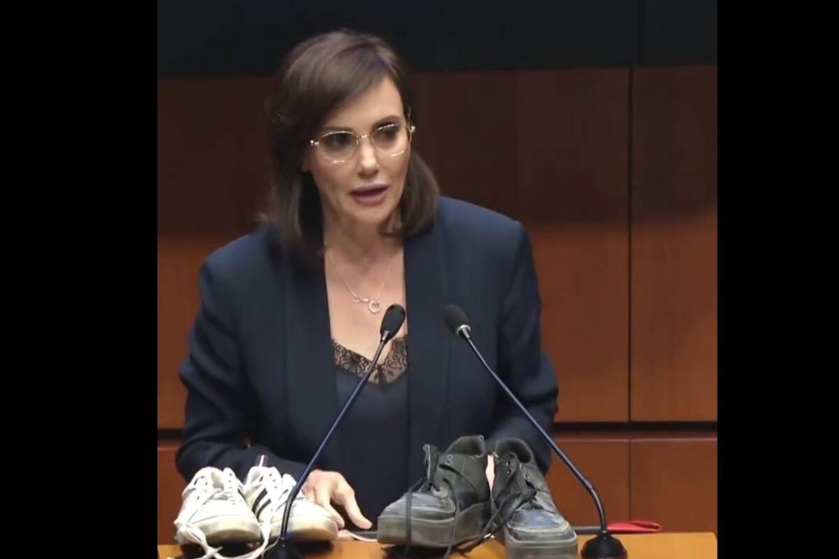 Lilly Téllez deja zapatos en el Congreso para Noroña y Sheinbaum en apoyo a madres buscadoras