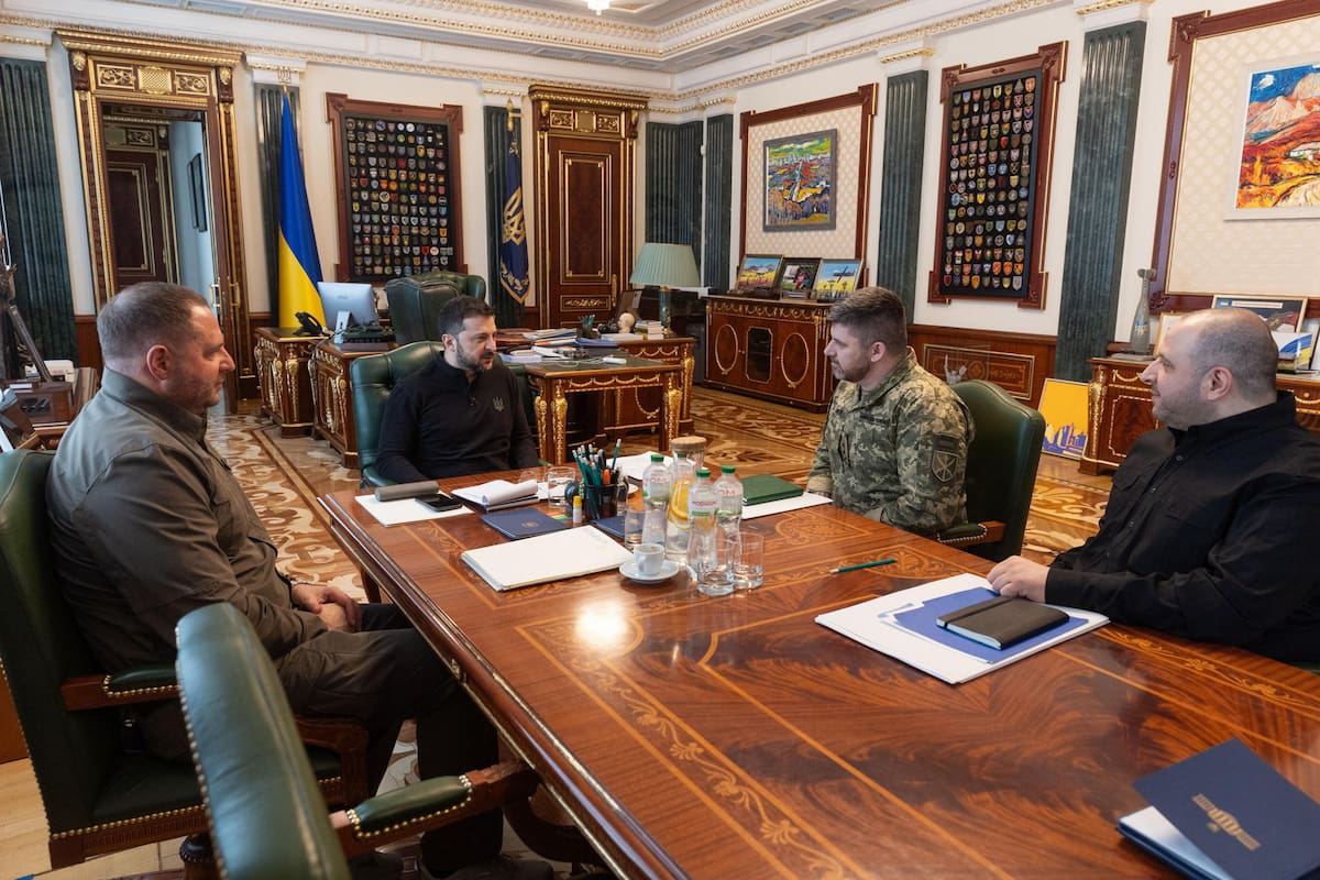 El presidente ucraniano, Volodimir Zelenski, recibe al nuevo jefe del Estado Mayor, Andrii Hnatov, en presencia del ministro de Defensa, Rustem Umerov. | Crédito: EFE/Zelenski vía redes sociales