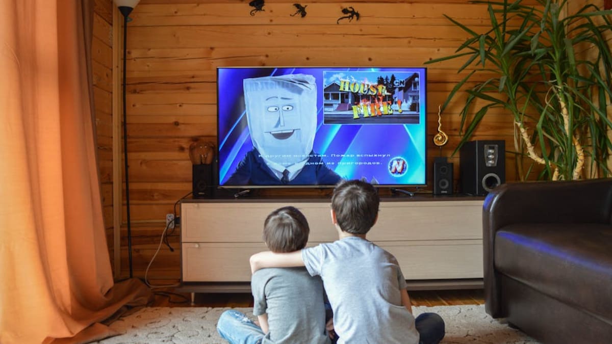 Especialistas en desarrollo infantil recomiendan hacer preguntas y pedir a los niños que cuenten lo que vieron tras cada dibujo animado para fortalecer la memoria y la atención desde casa