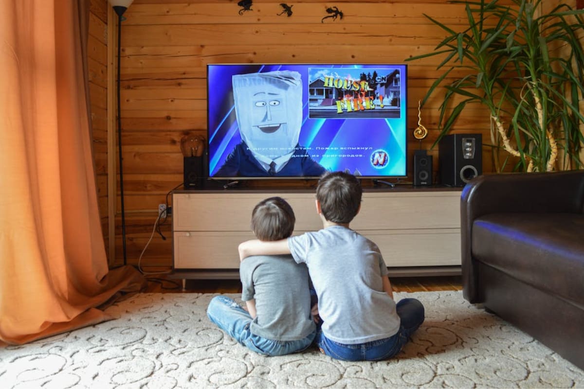 Especialistas en desarrollo infantil recomiendan hacer preguntas y pedir a los niños que cuenten lo que vieron tras cada dibujo animado para fortalecer la memoria y la atención desde casa