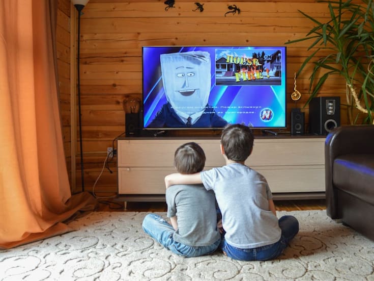 Especialistas en desarrollo infantil recomiendan hacer preguntas y pedir a los niños que cuenten lo que vieron tras cada dibujo animado para fortalecer la memoria y la atención desde casa