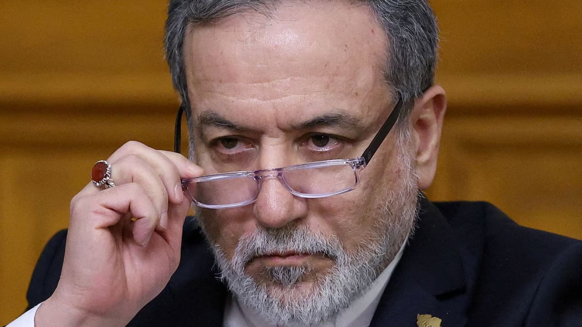 Abbas Araghchi, como figura central de la diplomacia iraní, coordinó la salida del equipo negociador en Bürgenstock tras señalar que las amenazas de fuerza de Washington impiden la continuidad del diálogo técnico. (Reuters)