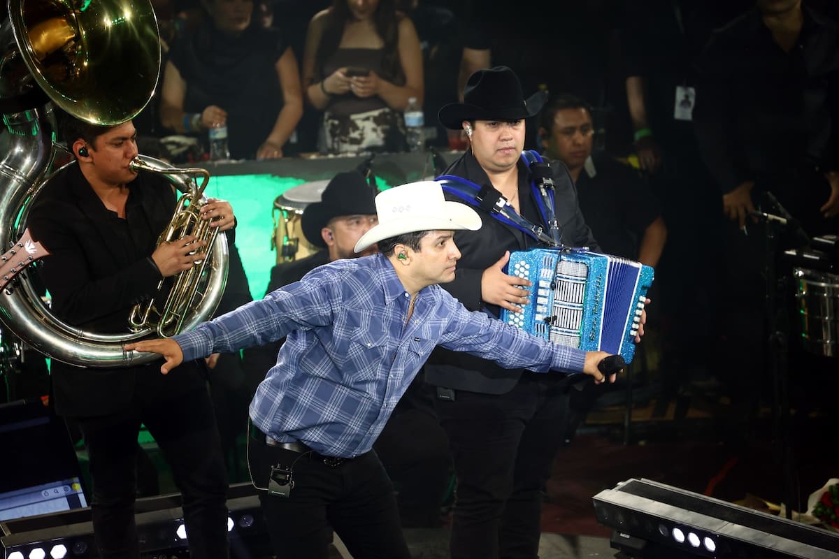 El cantante chiapaneco interpretó sus éxitos ante un palenque lleno en Hermosillo durante su segunda noche de concierto.