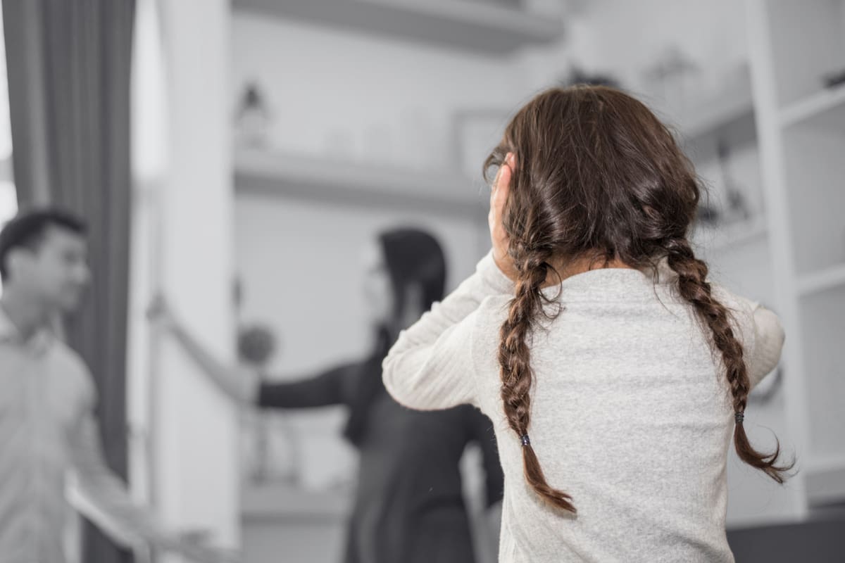 ¿Debo evitar discutir frente a mis hijos? Esto dice la ciencia