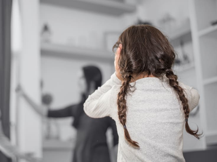 ¿Debo evitar discutir frente a mis hijos? Esto dice la ciencia