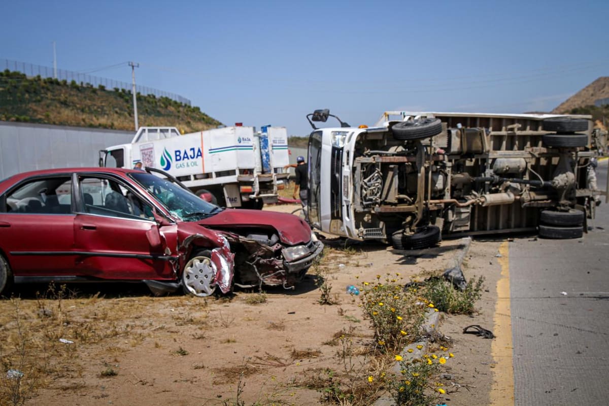 Volcadura de camión de Baja Gas provoca accidente en bulevar 2000