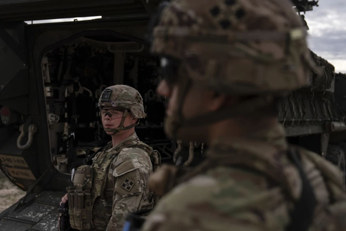 El sargento del ejército estadounidense Brenden Richards vigila el área junto a un vehículo de combate Stryker el miércoles 23 de julio de 2025 en Sunland Park, Nuevo México (Foto AP/Jae C. Hong)