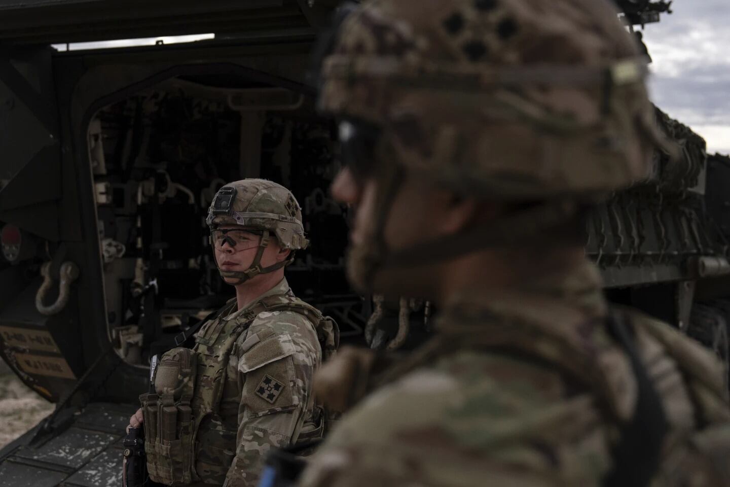El sargento del ejército estadounidense Brenden Richards vigila el área junto a un vehículo de combate Stryker el miércoles 23 de julio de 2025 en Sunland Park, Nuevo México (Foto AP/Jae C. Hong)