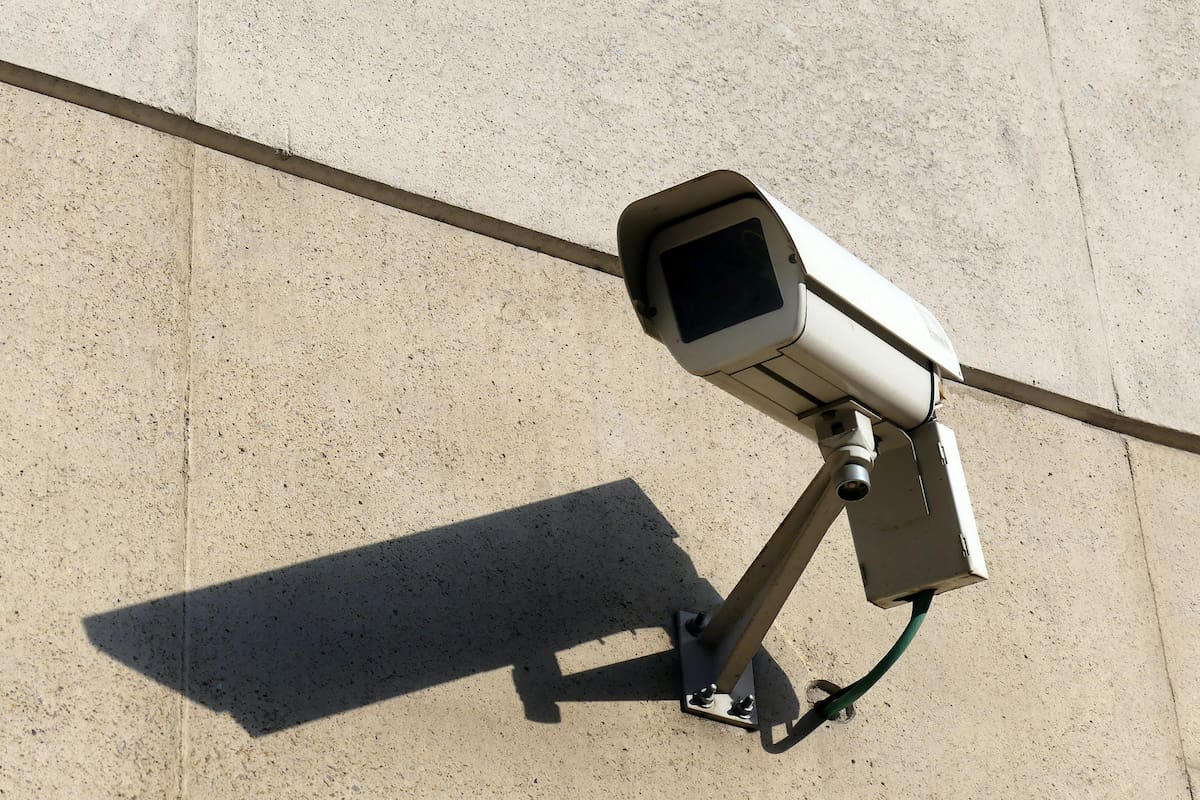 Autoridades retiraron 73 cámaras ilegales de videovigilancia en Ecatepec tras denuncias ciudadanas, al confirmar que operaban sin permisos y podían vulnerar la privacidad de quienes transitaban por la zona