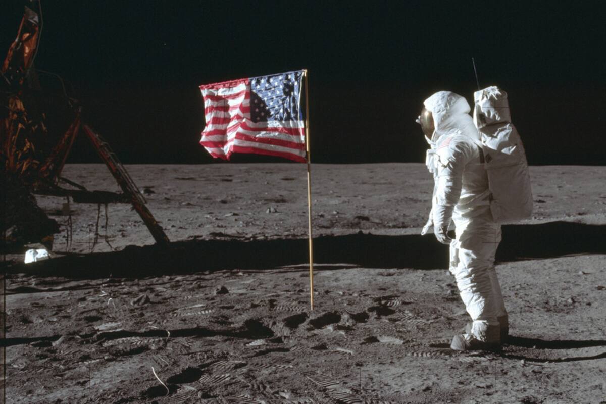 NASA exige un frasco de polvo lunar y tres cucarachas subastadas en EU