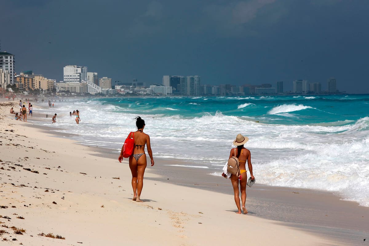 MEX3770. CANCÙN (MÉXICO), 25/01/2021.- Turistas disfrutan de la playa hoy, en Cancún (México). El Gobierno de México prevé, en el mejor escenario, la llegada de 9,22 millones de turistas a hoteles, una ocupación hotelera del 66,5 % e ingresos en centros de hospedaje por 1.065 millones de dólares en el invierno de 2021, la última temporada de este año. EFE/Alonso Cupul