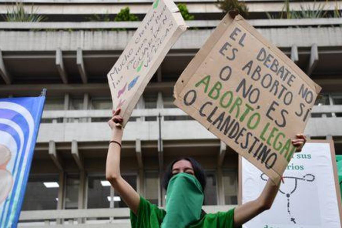 Presentan iniciativa para despenalizar por completo el aborto en CDMX