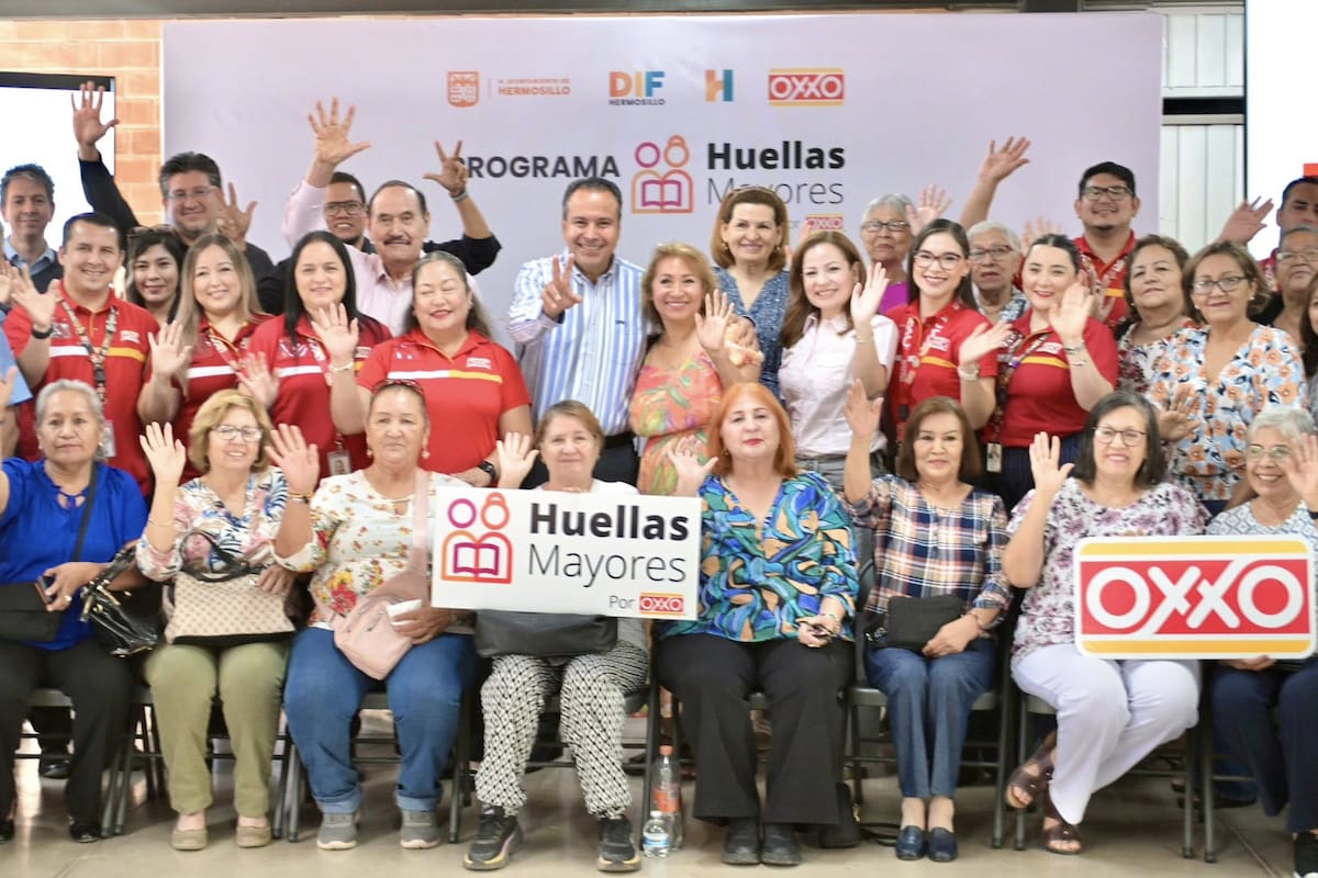 Oxxo se sumó al programa Huellas Mayores con apoyo para equipar el aula donde personas mayores de 55 años toman talleres gratuitos. FOTO: ESPECIAL