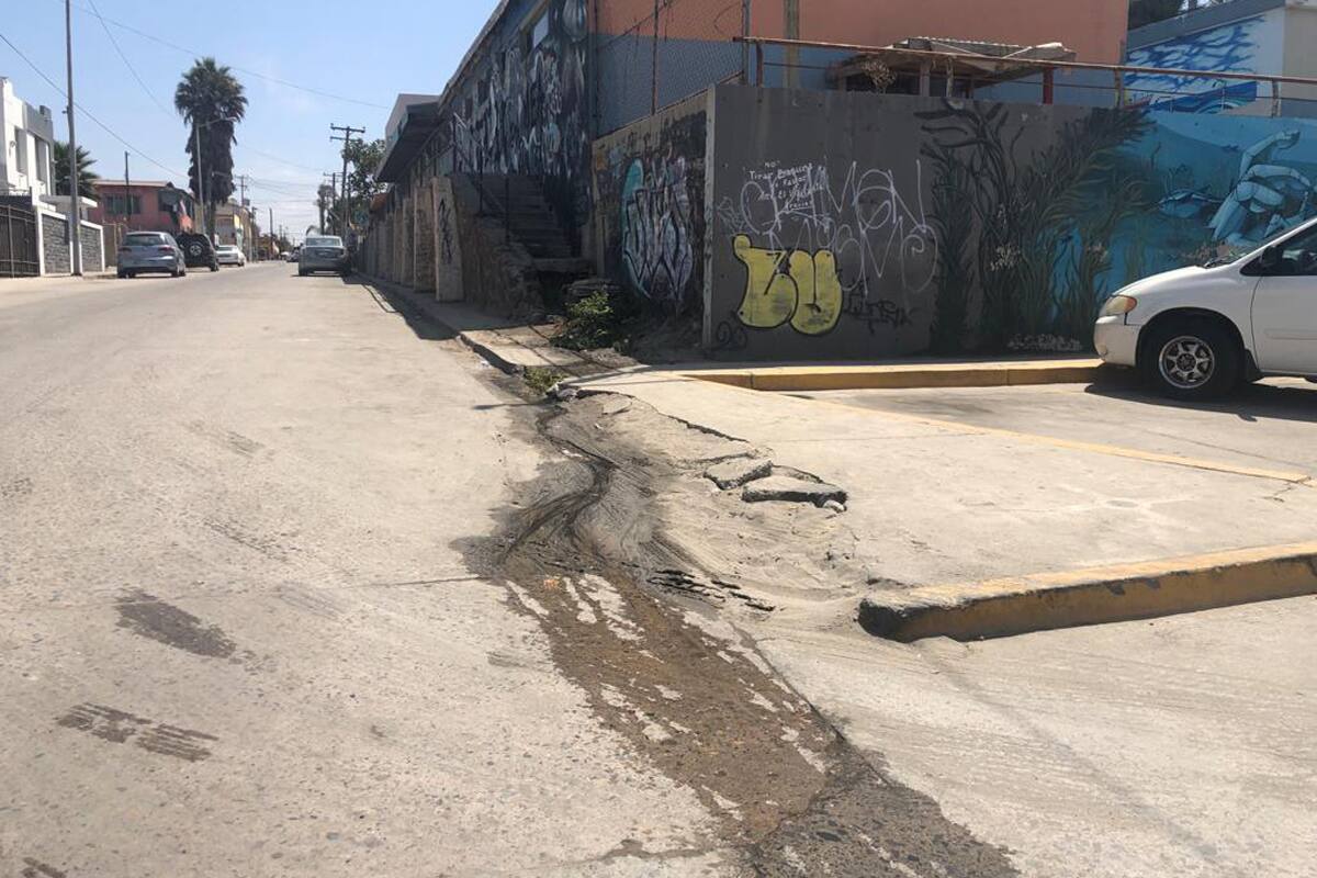 Derrame de aguas negras en depósito de IMAC en Rosarito contamina la playa