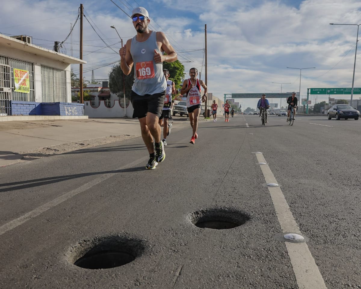 Durante la carrera del maratón 59 de Baja California, los competidores tuvieron que sortear algunos obstáculos, como automovilistas imprudentes y cajas de válvulas sobre los carriles de acotamientos. (Foto: Javier Gallegos)