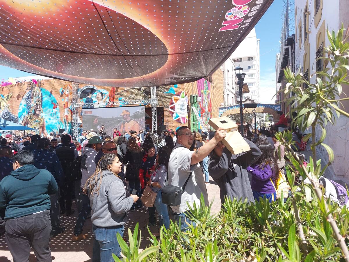 Se repartieron gafas especiales con filtros, calidad ISO, para evitar alguna afectación ocular / Foto: Marco Manríquez