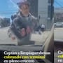 Limpiador de vidrios se vuelve viral al modernizarse y usar terminal de pago