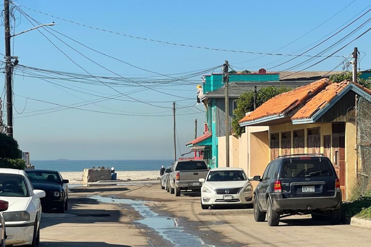 Derrames de aguas negras contaminan playa en Rosarito