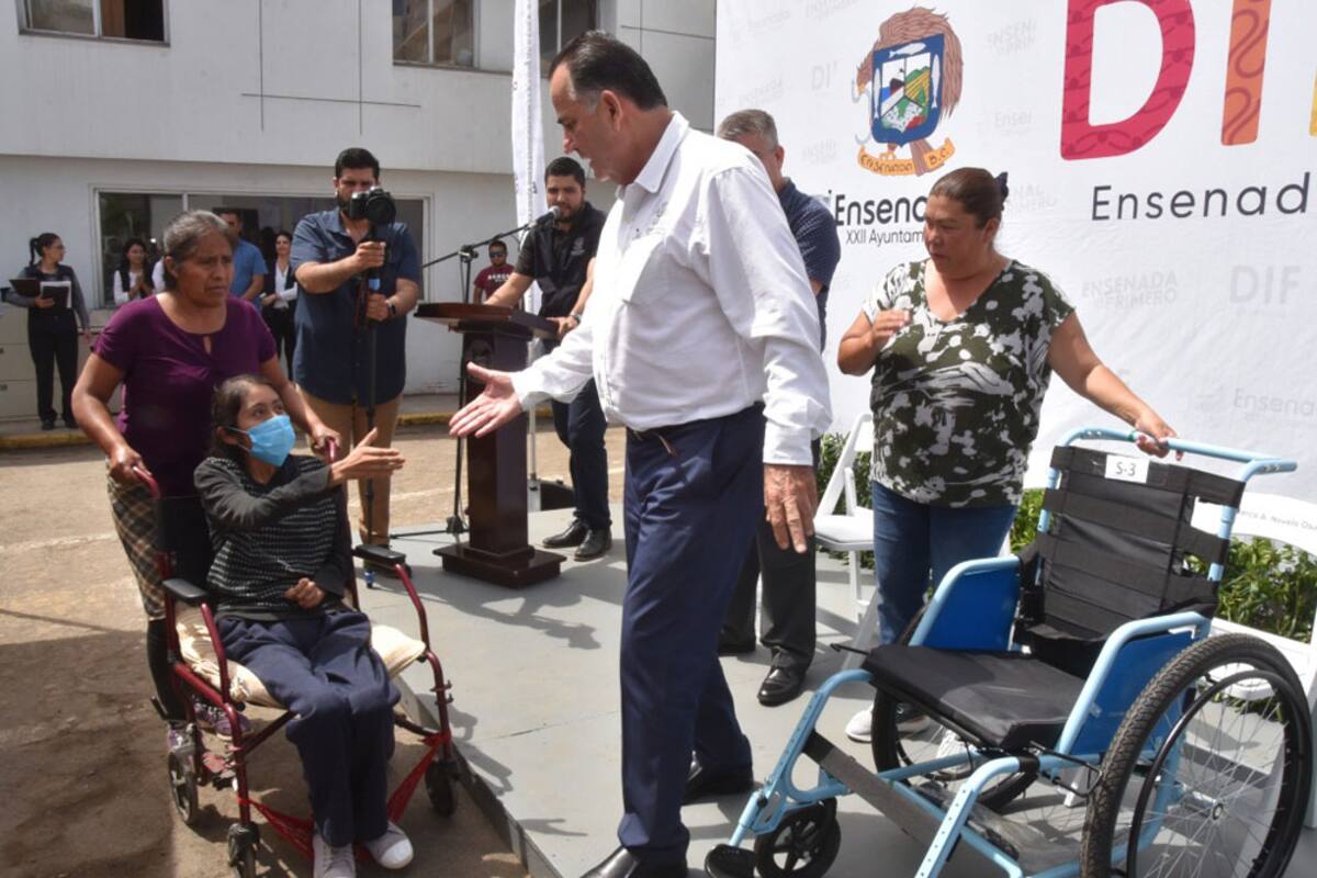 Entrega Alcalde de Ensenada apoyos sociales