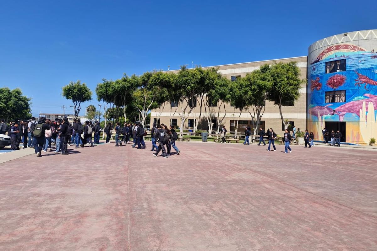 Amenaza de bomba moviliza a más de mil estudiantes en Cobach de Rosarito; suman 11 casos en planteles de la ciudad