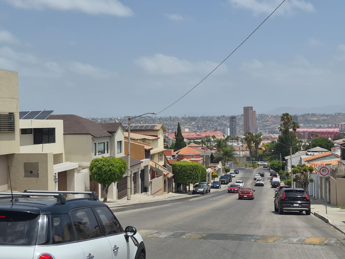 Residentes de Hacienda Agua Caliente, Las Plazas y Lomas Sexta Sección en Tijuana, denunciaron que distintos proyectos autorizados en fraccionamientos incumplen acuerdos de uso de suelo y generan presión sobre servicios públicos. Foto: Michelle Castillo
