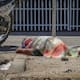 Hallan a hombre sin vida en la vía pública