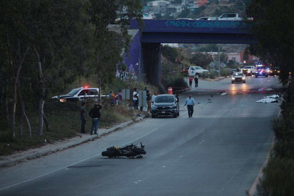 En el lugar quedaron sin vida el moticiclista y el peatón.