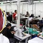 México prohíbe la entrada de ropa y telas extranjeras por bodegas especiales para frenar el contrabando, una medida que entrará en vigor este 2026 para sanear el mercado frente a mercancías con precios subvaluados