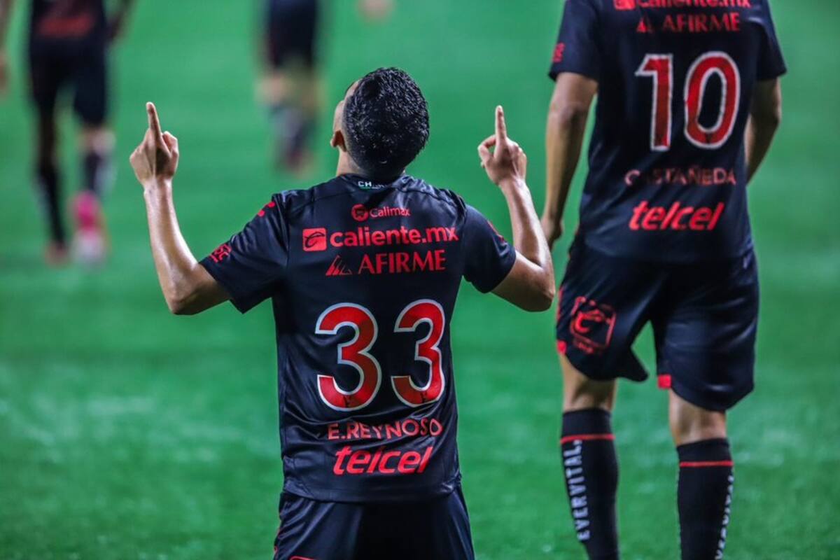 Pegan Xolos primero a Cruz Azul en el Estadio Caliente