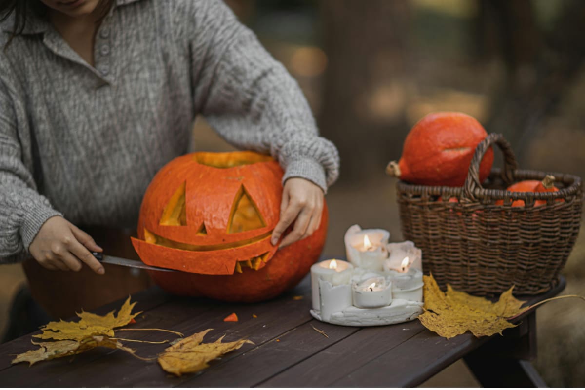 Desde preparar semillas tostadas y cremas de otoño hasta convertir las fibras en composta: descubre cómo reducir el desperdicio al decorar tu calabaza y cómo evitar que se pudra