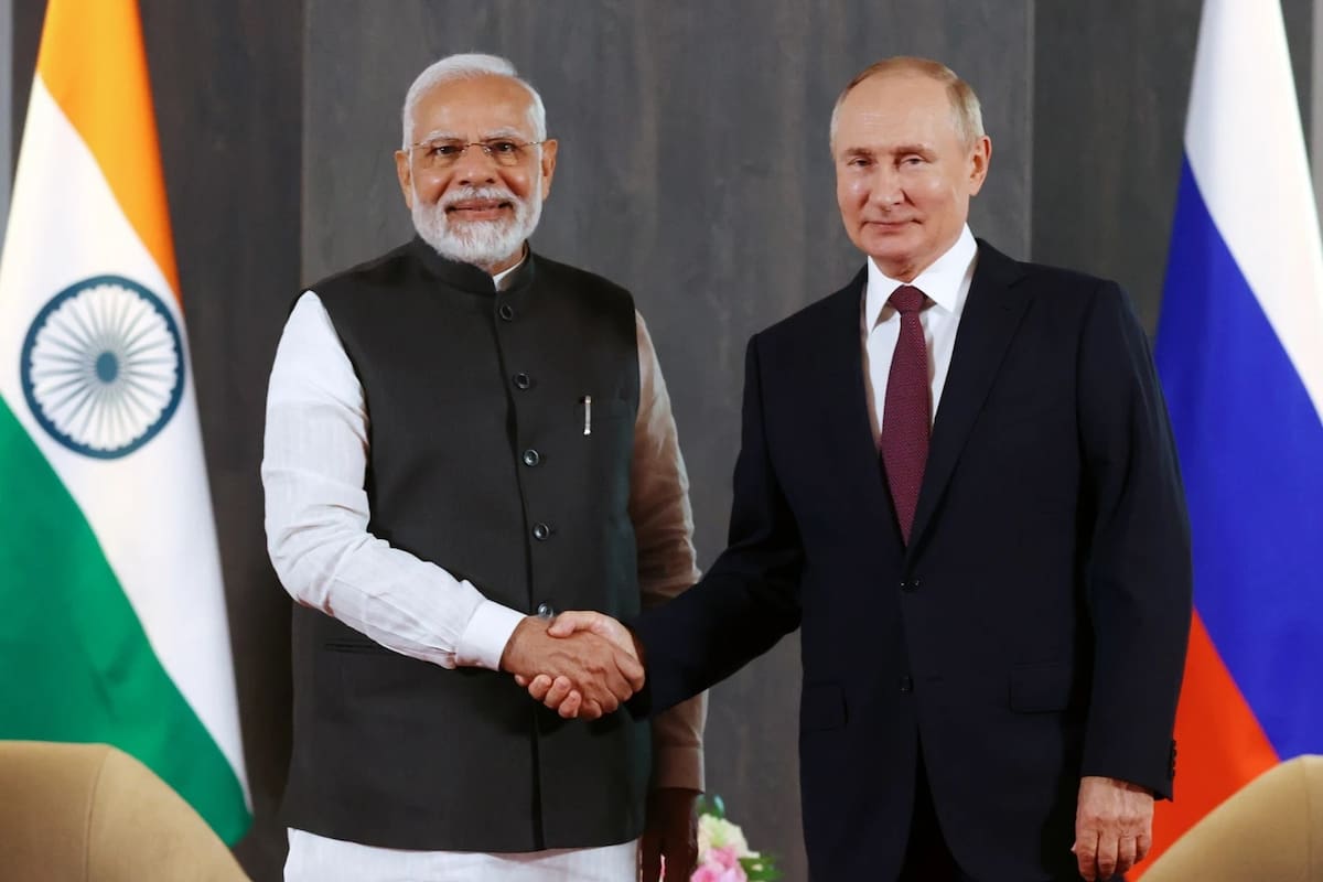 ARCHIVO – El presidente ruso, Vladímir Putin (derecha), y el primer ministro indio, Narendra Modi, posan para una foto estrechándose la mano antes de sus conversaciones en el marco de la cumbre de la Organización de Cooperación de Shanghái (OCS) en Samarcanda, Uzbekistán, el 16 de septiembre de 2022. | Crédito: Alexandr Demyanchuk, Sputnik, Kremlin Pool Photo vía AP, Archivo