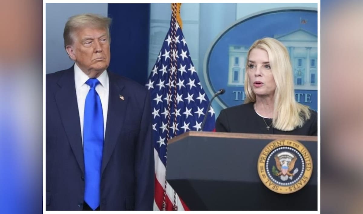 La Fiscal General Pam Bondi habla con reporteros el 27 de junio del 2025. Crédito: AP