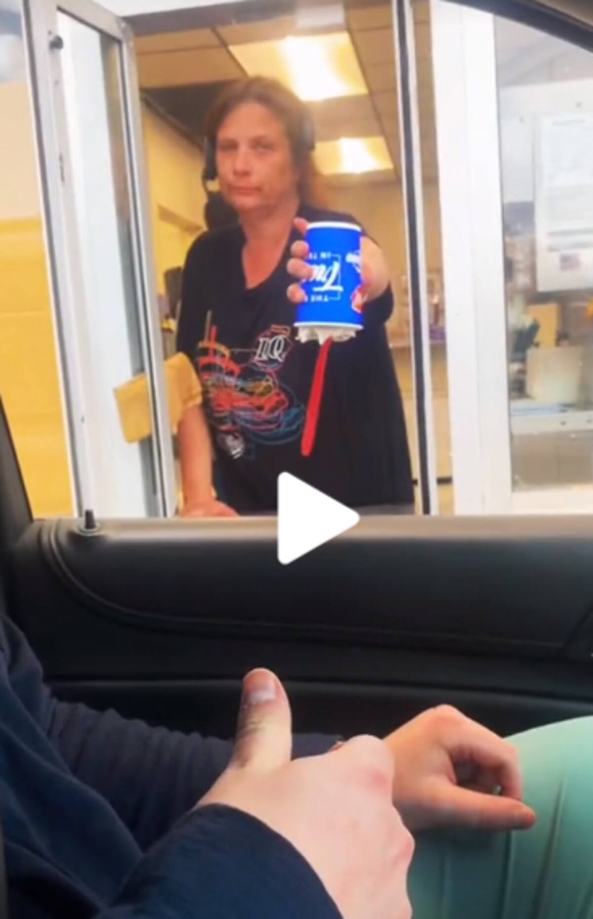 Práctica de Dairy Queen de voltear los vasos con nieve.