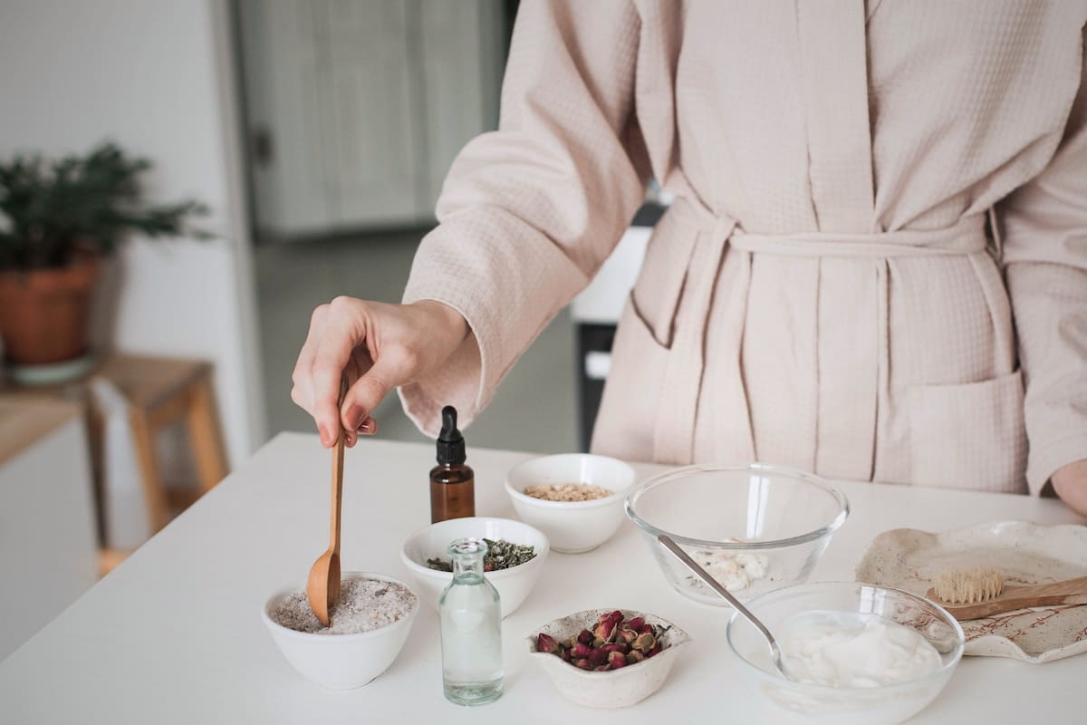 Cómo transformar tu crema corporal en autobronceador con unas gotas de maquillaje líquido
