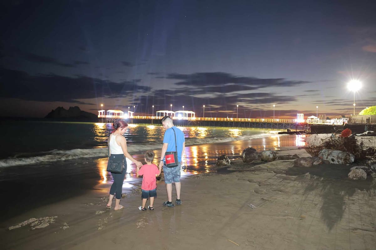 Una familia observa el nuevo muelle de Bahía de Kino, el cual se convertirá en uno de los principales atractivos para los visitantes del balneario. FOTO: JULIÁN ORTEGA
