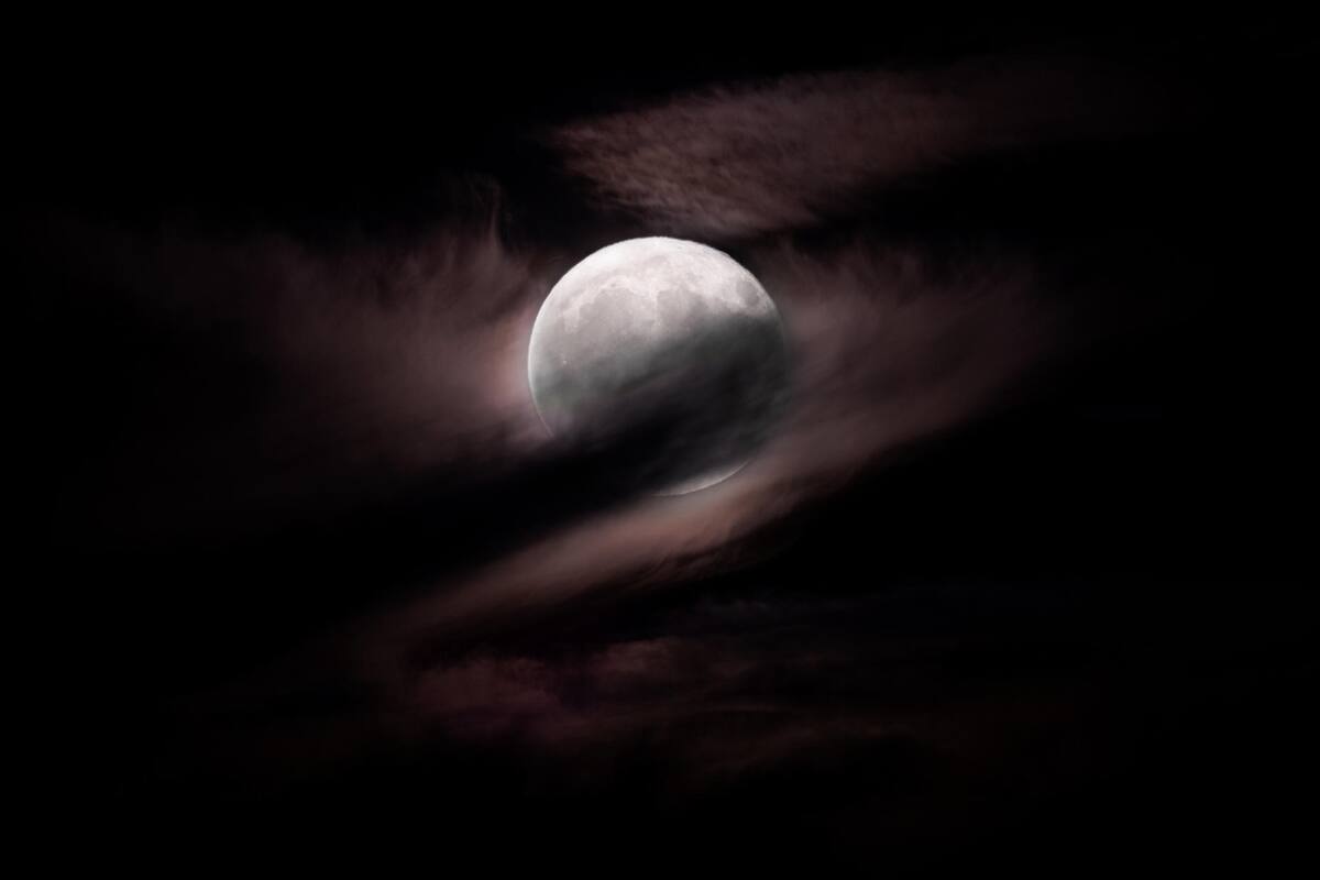 La ligera atmósfera de la Luna sería consecuencia del impacto de micrometeoritos