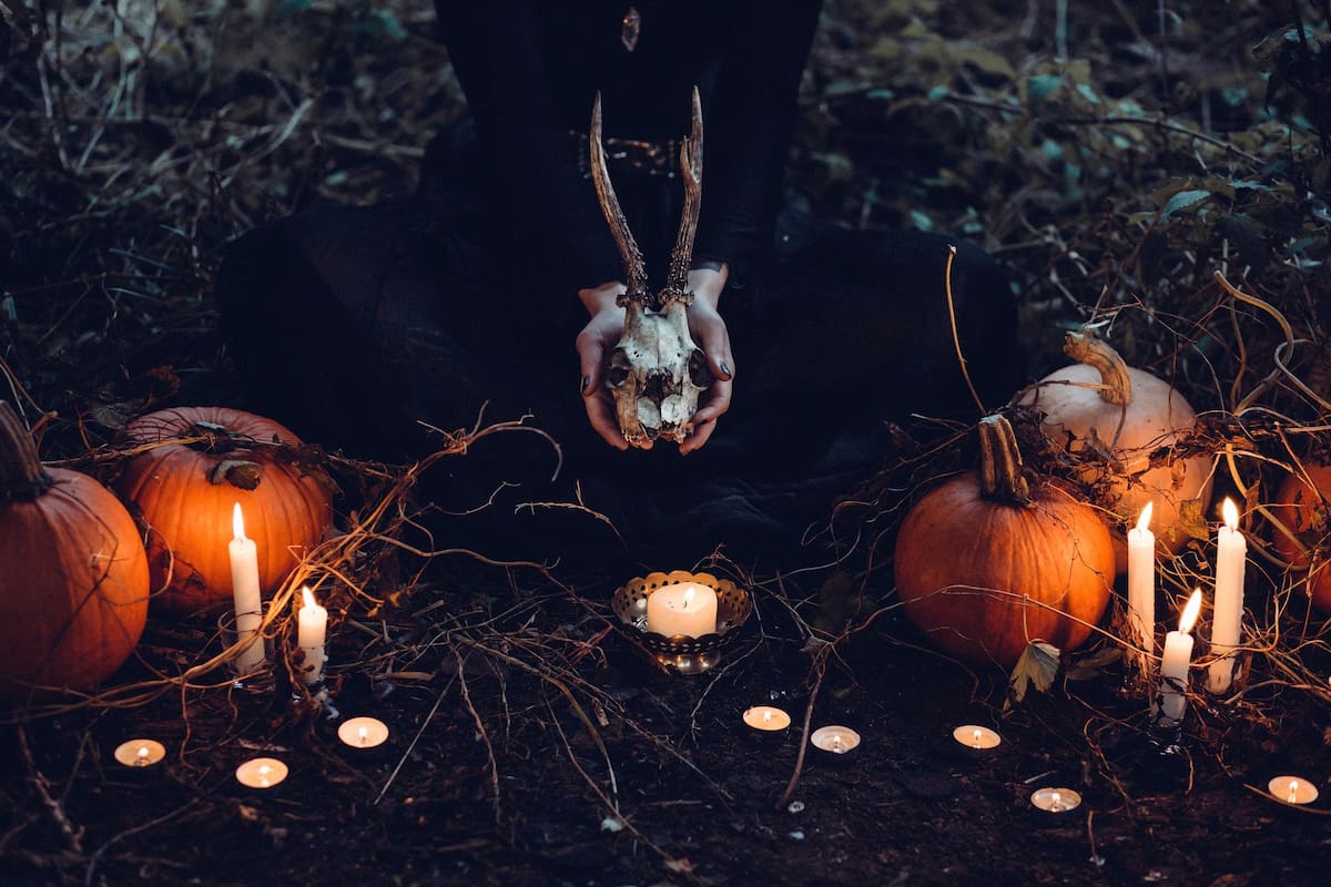 Halloween: cuál es el origen de la "noche de brujas", la centenaria tradición que mezcla hogueras, embrujos, calabazas y caramelos