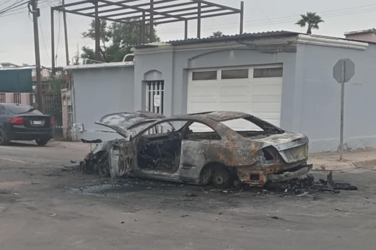 Se incendia vehículo y lo dejan abandonado en Valle Dorado