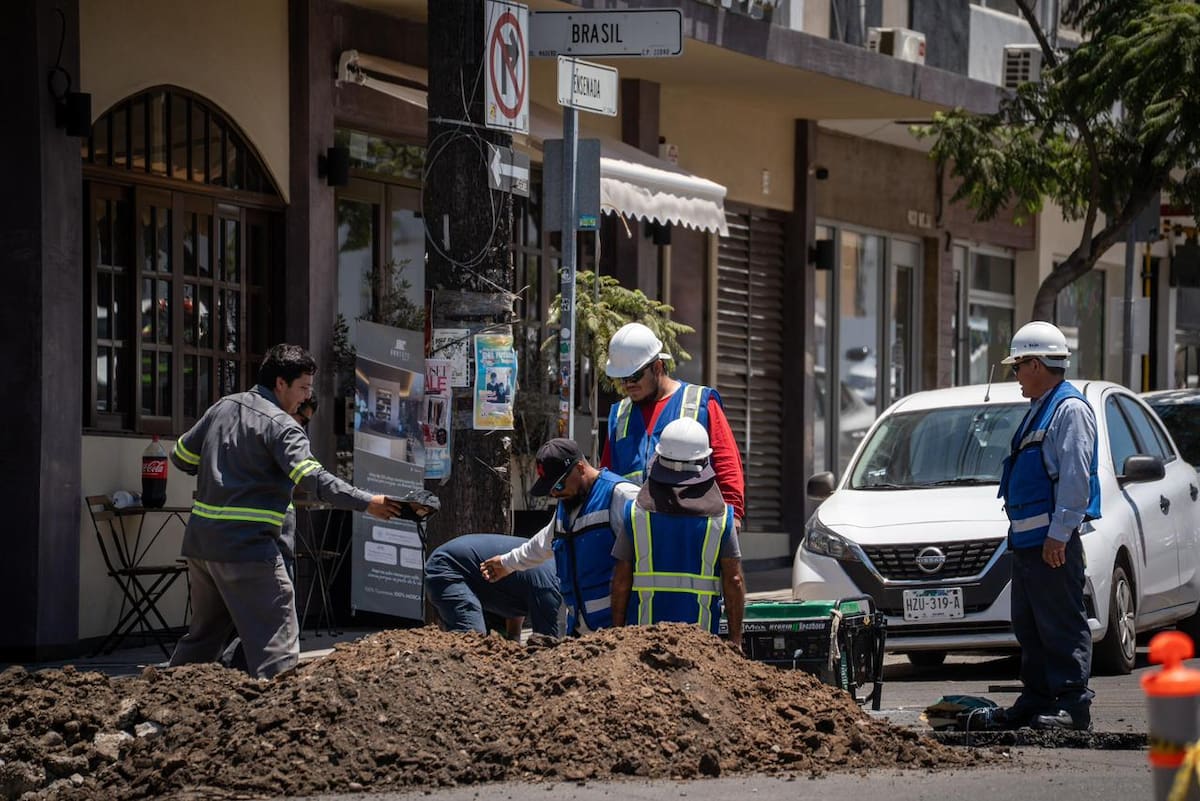 La fuga de gas LP registrada en la colonia Cacho movilizó a cuerpos de emergencia y obligó al cierre de la vialidad, mientras se realizaban las maniobras para controlar el incidente. Foto: Cortesía.
