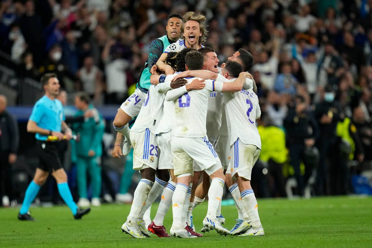 Los jugadores del Real Madrid festejan al final de la semifinal de la Liga de Campeones ante el Manchester City, el miércoles 4 de mayo de 2022, en el Santiago Bernabéu (AP Foto/Manu Fernandez)
