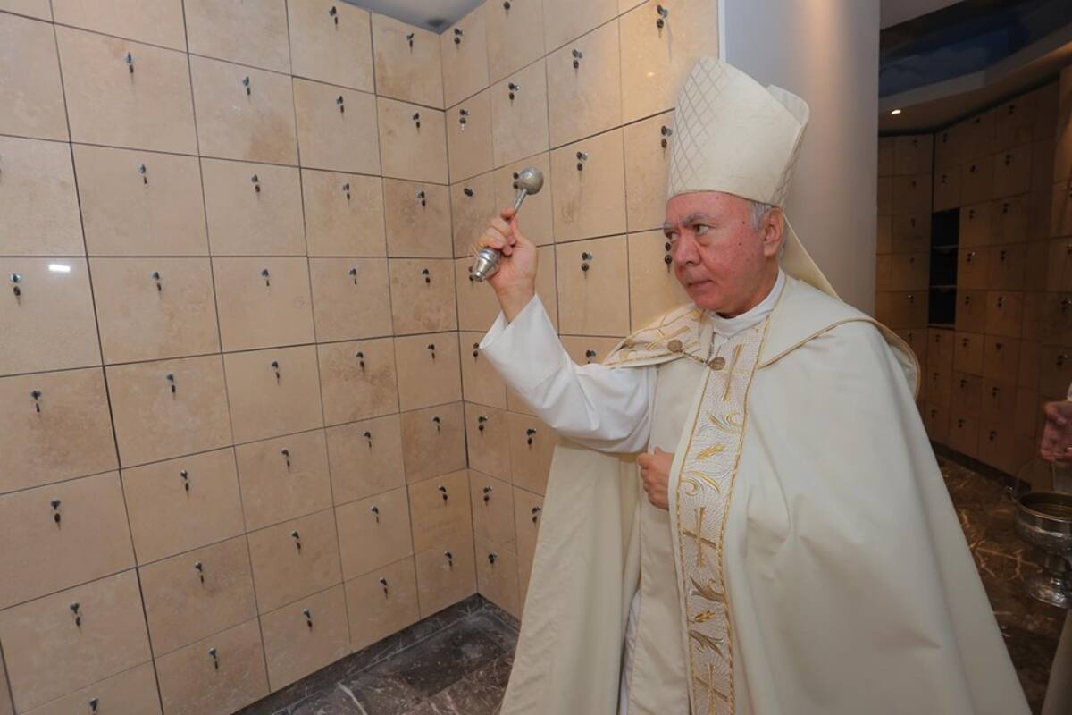 Arzobispo bendice área de nichos de la Parroquia San Juan Capistrano