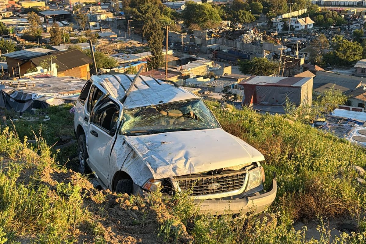 Volcadura de camioneta en Central Camionera de Tijuana deja vehículo abandonado