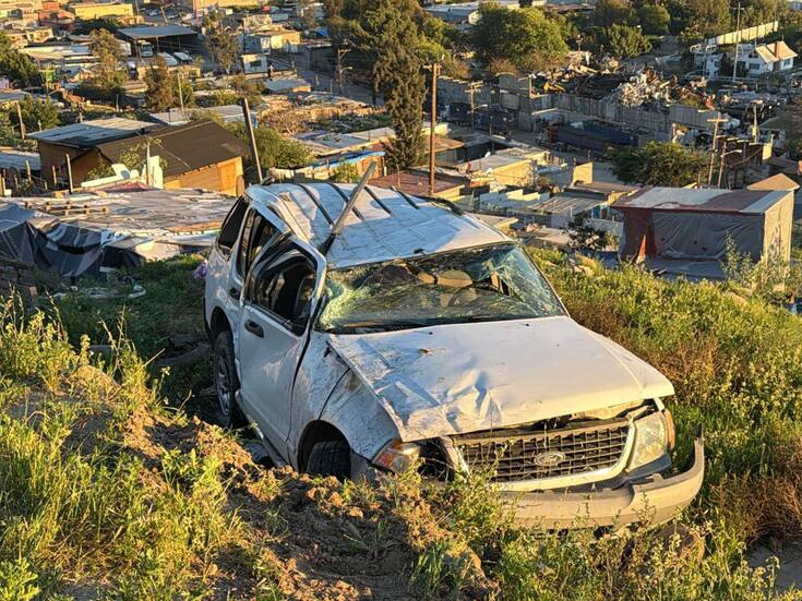 Volcadura de camioneta en Central Camionera de Tijuana deja vehículo abandonado