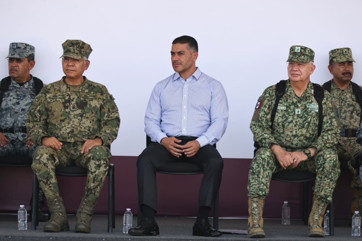 Defensa entrega 100 patrullas y refuerza la seguridad en Sinaloa con apoyo militar y capacitación policial.